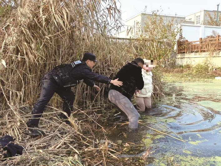 危急時刻，輔警下水勇救女子